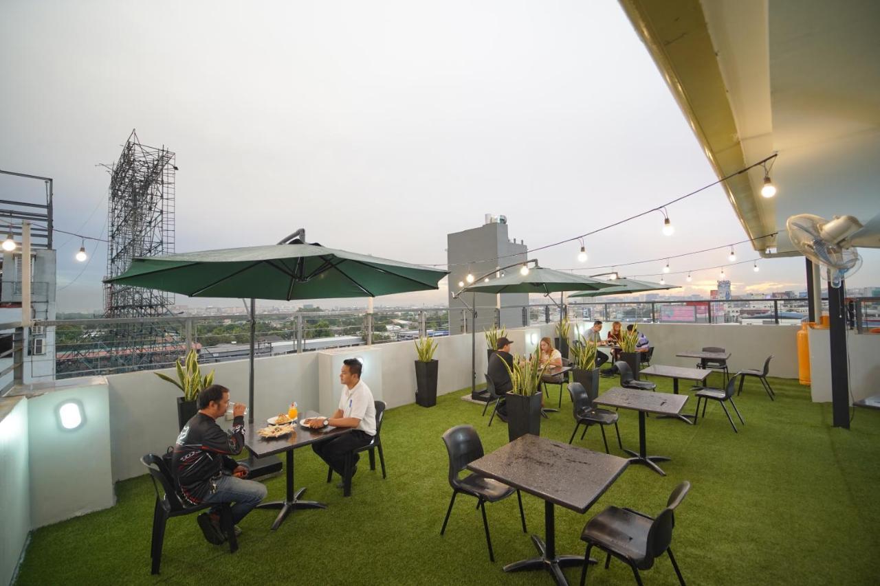Arzo Hotel Premier Makati City Exterior photo